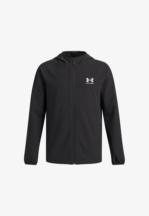 Zwarte jas van gladde stof, voorzien van een capuchon, een volledige ritssluiting, zakken aan de voorkant en een wit logo op de linkerborst.