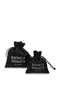 Dva crna drawstring ruksaka od mekog satena. Svaki ruksak ima bijeli natpis: "RAFAELA DONATA MILANO," s većim ruksakom iza manjeg.