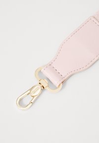 Cinghia in pelle rosa chiaro con un gancio in metallo dorato. Texture liscia, forma rettangolare e dettagli cuciti sulla cinghia.