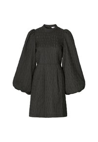 Schwarzes Kleid mit langen, voluminösen Ballonärmeln, strukturiertem Stoff mit subtilen Mustern und einem hohen Ausschnitt. Definierte Taille.