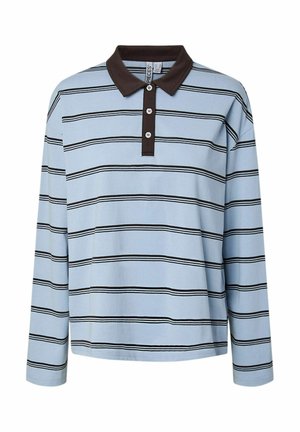 Hele sinine pika varrukaga polo särk õhukeste mustade horisontaalsete triipudega ja tumepruuni kraega, millel on kolm nööpi plakeel.