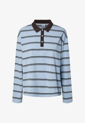 Hele sinine pika varrukaga polo särk õhukeste mustade horisontaalsete triipudega ja tumepruuni kraega, millel on kolm nööpi plakeel.