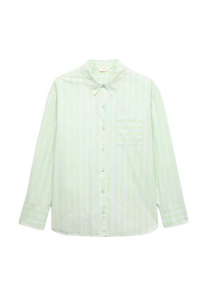 Camisa de manga larga color verde claro con botones, rayas verticales blancas y un bolsillo en el pecho a rayas en el lado izquierdo.