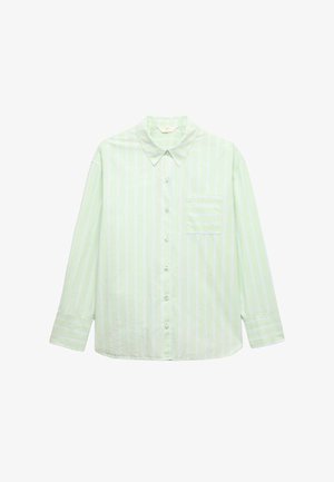 Lysegrøn langærmet skjorte med knapper, hvide lodrette striber og en brystlomme med striber på venstre side.