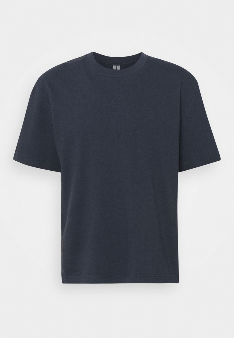 T-shirt bleu marine à manches courtes et col rond avec coupe regular, présenté sur fond blanc.