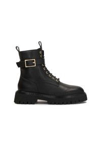 Botine negre din piele cu vârful rotund, accesorii din aur, șireturi pe față și un accent cu cataramă la gleznă. Talpă groasă, texturată, de culoare neagră.