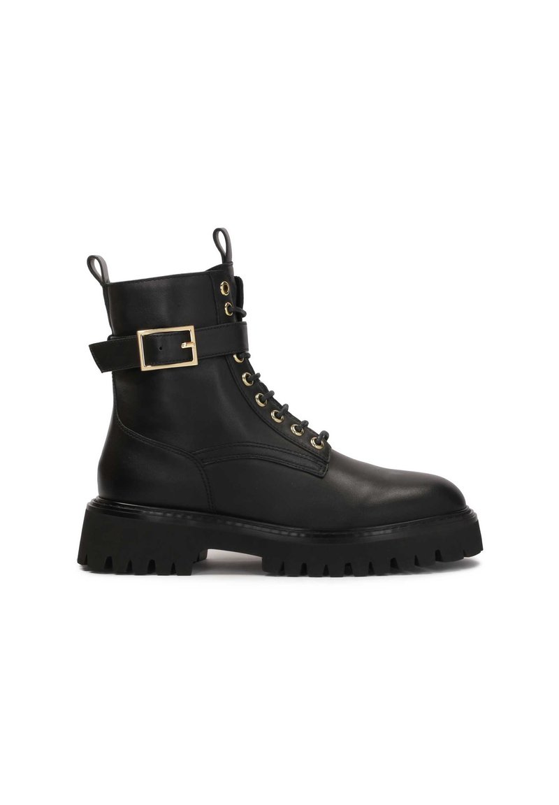 Botine negre din piele cu vârful rotund, accesorii din aur, șireturi pe față și un accent cu cataramă la gleznă. Talpă groasă, texturată, de culoare neagră.