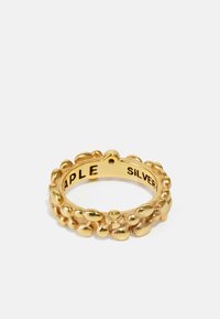 Goldfarbener Ring mit strukturierten, gerundeten, blasenartigen Formen am Band. Innenseite graviert mit "MAPLE" und "SILVER".