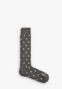Calzino grigio con un motivo ripetuto di teschi e ossa incrociate bianche, con un polsino di colore solido a coste e una texture liscia.