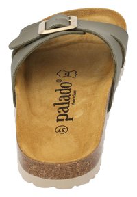 Sandalo scivoloso in pelle grigia con una fibbia in metallo dorato, soletta in sughero, fodera in suede color testa di moro e suola in gomma bianca. Nome del marchio impresso all'interno.
