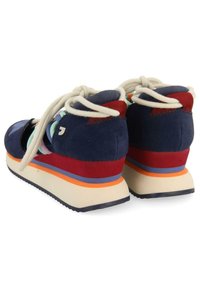 Zapatillas de plataforma multicolores con un upper de ante azul marino, que presentan acentos en rojo, naranja y azul claro, y cordones en color crema.