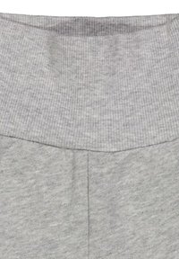 Grijze geribde tailleband met een gladde textuur, leidend naar een zachte grijze stof met een subtiel vlekpatroon. Heeft een strakke, ontspannen design.