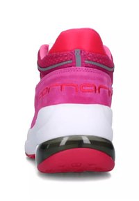 Scarpa sportiva rosa con tomaia in suede, intersuola bianca imbottita e suola nera testurizzata con accenti rosa. Inclusi dettagli riflettenti.