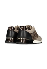 Beige och svarta sneakers med glansig svart häl, leopardmönstrad sidodetalj, guldaccent på baksidan och textilöverdel med struktur.