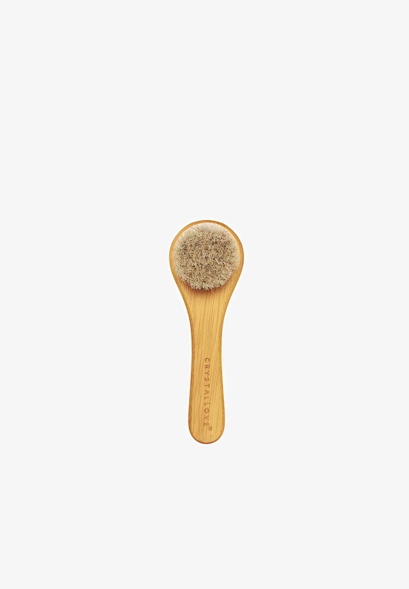 Brosse faciale en bambou avec une tête ronde à poils doux. Le manche est lisse et en bois avec une finition naturelle, arborant un texte gravé.
