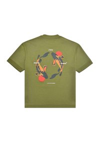 Oliwkowa bawełniana koszulka z okrągłym wzorem przedstawiającym karpie koi oraz czerwone akcenty z tyłu; zawiera elementy tekstowe w czerni i bieli.