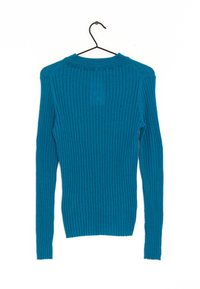Pull long à manches longues en teal à col rond, avec une texture lisse et une silhouette ajustée, présenté sur un cintre noir.