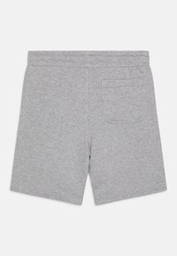 Shorts en coton gris avec une taille plate, dotés d'une seule poche arrière et d'un tissu doux et texturé.