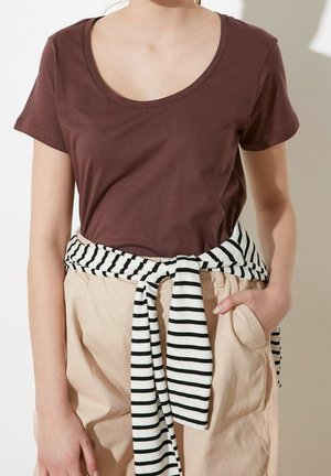Jednoduché tričko - brown