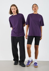 YOURTURN by Zalando - UNISEX 3 PACK - Basic T-shirt - grey/purple/black Thumbnail Image 1