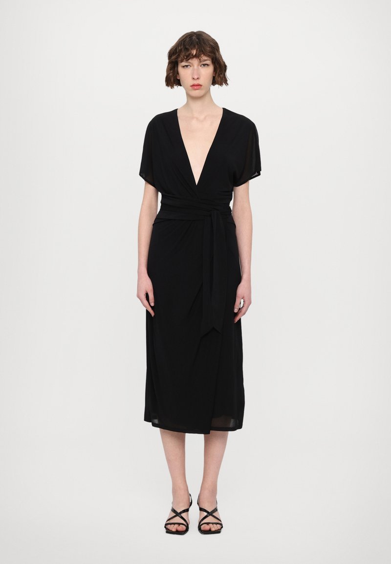 Vestido envuelto negro con escote en V profundo, mangas cortas y cinturón atado. Tejido suave y ligero, largo midi y una silueta fluida.