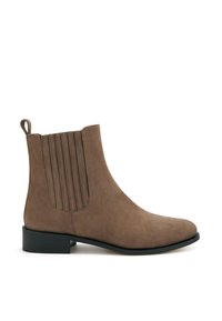 Bottine en suede marron avec panneaux latéraux en élastique, bout rond et petit talon carré. Dispose d'une languette à l'arrière pour un enfilage facile.