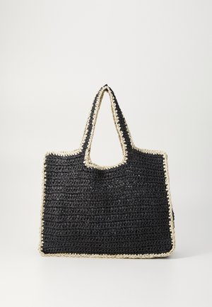 Czarna pleciona torba typu tote z beżową lamówką i zintegrowanymi uchwytami, prezentowana na jednolitym jasnym tle.