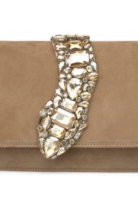 Beżowa zamszowa kopertówka z biżuteryjnym zapięciem, zdobiona różnymi przezroczystymi i złotymi kamieniami szlachetnymi w różnych kształtach i rozmiarach.