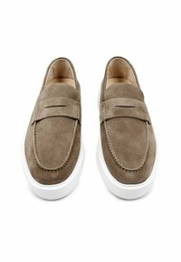 Bruine nubuck instapschoenen met een ronde neus, gestikte details en een witte rubberen zool. Eenvoudig ontwerp met een horizontale uitsnede op de bovenkant.