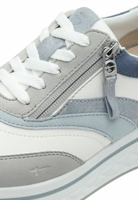 Sneaker bianco e grigio caratterizzato da una combinazione di pelle testurizzata e camoscio, con un dettaglio in metallo per la cerniera e lacci bianchi.