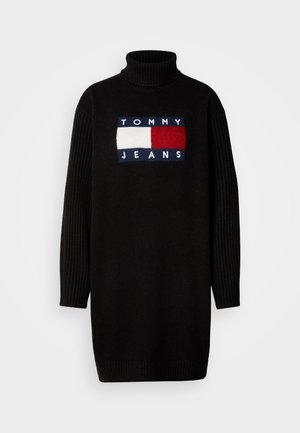 Melns augsta kakla džemperis ar ribotiem piedurknēm un priekšpusē izšūtu taisnstūra formālu Tommy Jeans logotipu zilā, sarkanā un baltā krāsā.