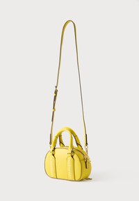 Κίτρινη τσάντα χειρός από τεχνητό δέρμα με δύο λαβές και ρυθμιζόμενο ιμάντα ώμου. Διαθέτει κλείσιμο με φερμουάρ και κάθετες διακοσμητικές ραφές.