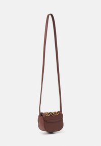 Hnědá kožená crossbody taška s zakřiveným tvarem, zdobená klopou s leopardím potiskem. Dlouhý, tenký popruh pro nastavitelnou nošení.