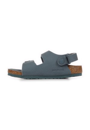 Sandalo Birkenstock in pelle blu texturizzata con sottopiede in sughero, cinturino posteriore regolabile e suola in gomma mostrato di profilo laterale.
