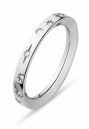 Silberring, graviert mit Mond- und Sternformen, einige mit kleinen klaren Steinen entlang des Rings besetzt.