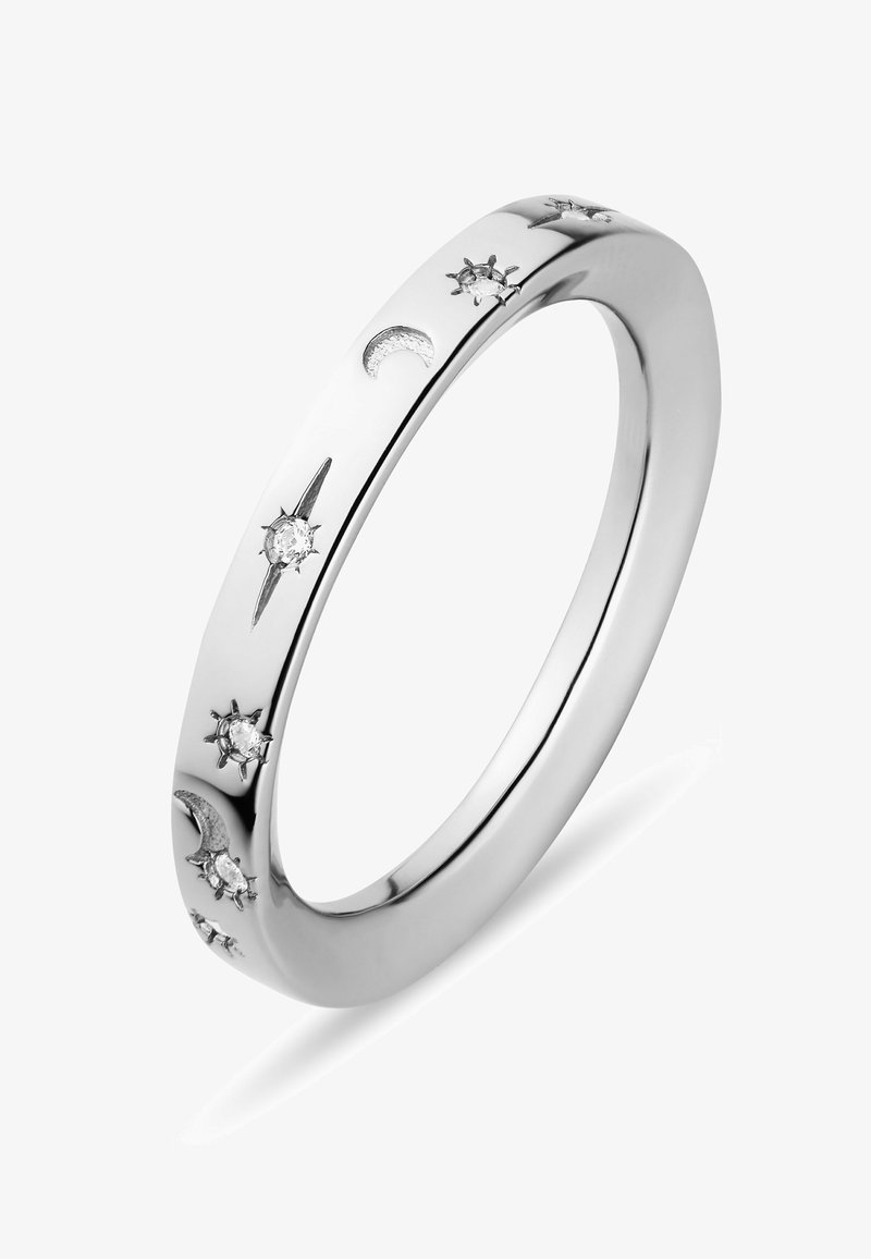 Silverfärgad ring graverad med måne- och stjärnformer, vissa prydda med små klara stenar längs banden.