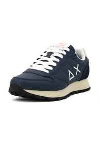 Sneaker in pelle blu con lacci bianchi, suola crema e accento del tallone grigio a contrasto. Presenta un logo geometrico di lato e una parte superiore testurizzata.