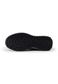 Suela de zapatilla de goma negra con un patrón de banda de rodadura definido y un logotipo en relieve. Presenta una forma redondeada y una textura resistente para un mejor agarre.