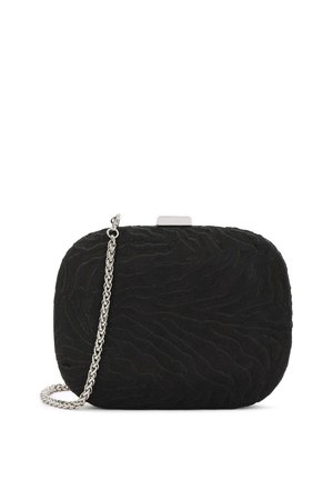 Clutch nera realizzata in tessuto texturizzato con un motivo ondulato. Presenta una chiusura in argento e una tracolla a catena per il trasporto. Forma rettangolare.