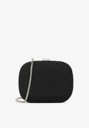 Clutch nera realizzata in tessuto texturizzato con un motivo ondulato. Presenta una chiusura in argento e una tracolla a catena per il trasporto. Forma rettangolare.