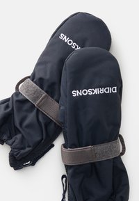 Luvas isoladas pretas com um acabamento de tecido liso. Apresentam uma faixa de velcro cinza e o logótipo "DIDRIKSONS" em branco na parte superior.