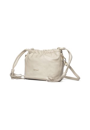 Borsa a tracolla in pelle color crema con parte superiore arricciata, dettagli con nappine sulla tracolla regolabile e piccolo logo dorato "Marc Ellis" sul davanti.