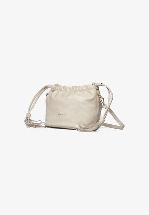Sac bandoulière en cuir couleur crème avec haut froncé, détails à pampilles sur la sangle ajustable et petit logo doré "Marc Ellis" sur le devant.