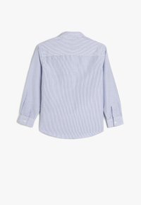 Camisa de manga larga a rayas en azul claro y blanco, con cuello clásico, puños con botones y dobladillo curvado. Textura de tela suave.