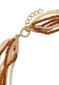 Naszyjnik wielorzędowy z beżowymi i brązowymi koralikami, zakończony złotym zapięciem i przedłużką łańcuszka umożliwiającą regulację długości.