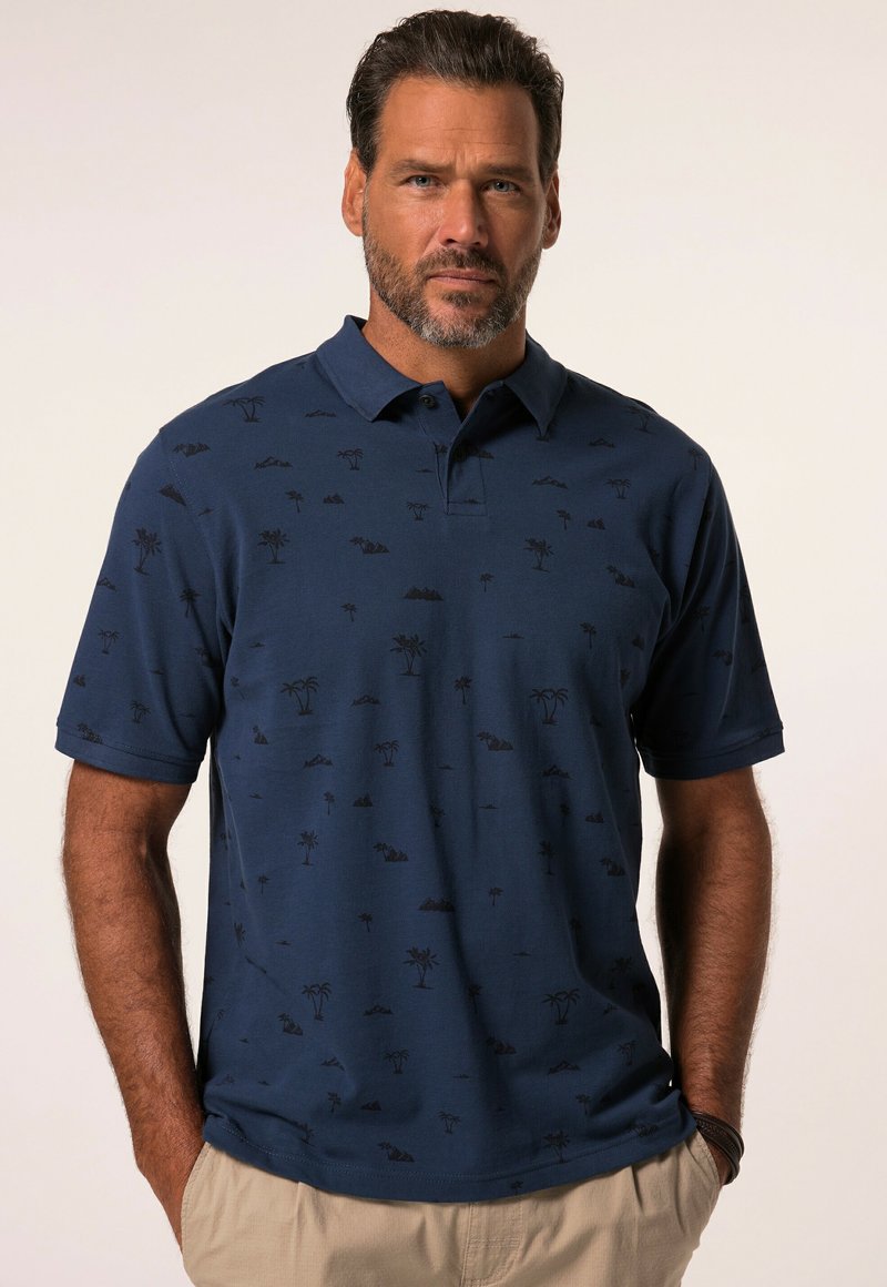 Marineblaues Poloshirt mit dezentem Druck von Palmen und Bergen. Kurze Ärmel, Knopfleiste mit drei Knöpfen und entspannte Passform. Material aus Baumwollmischung.