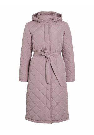 Quiltet lyse mauve knælang frakke med hætte, lange ærmer, frontlommer og stofbælte bundet om taljen.