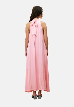 Roze maxi-jurk met een halternek en een strikdetail aan de achterkant. Gemaakt van zachte stof, heeft het een vloeiende silhoeet en een enkellange zoom.