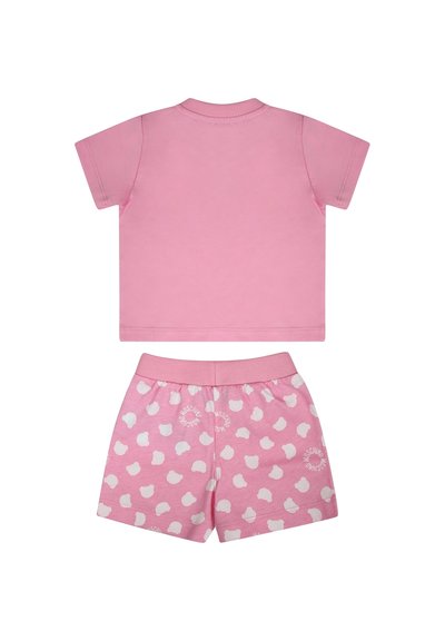 Set di t-shirt e pantaloni corti in cotone rosa. La t-shirt ha maniche corte e colletto a girocollo. I pantaloni corti presentano una stampa di orsi ripetuta e una vita elasticizzata.