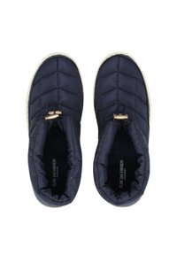 Pantuflas acolchadas en color marino con un diseño acolchado, apertura elástica y un acento dorado. Forro de tela suave y suela texturizada para un mejor agarre.
